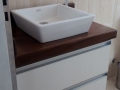 lavabo-bancada-em-ipe-e-gabinete-branco-tx-ultra